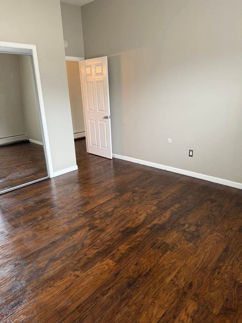 Royal Oak Apartment: 1105 N Stephenson Hwy