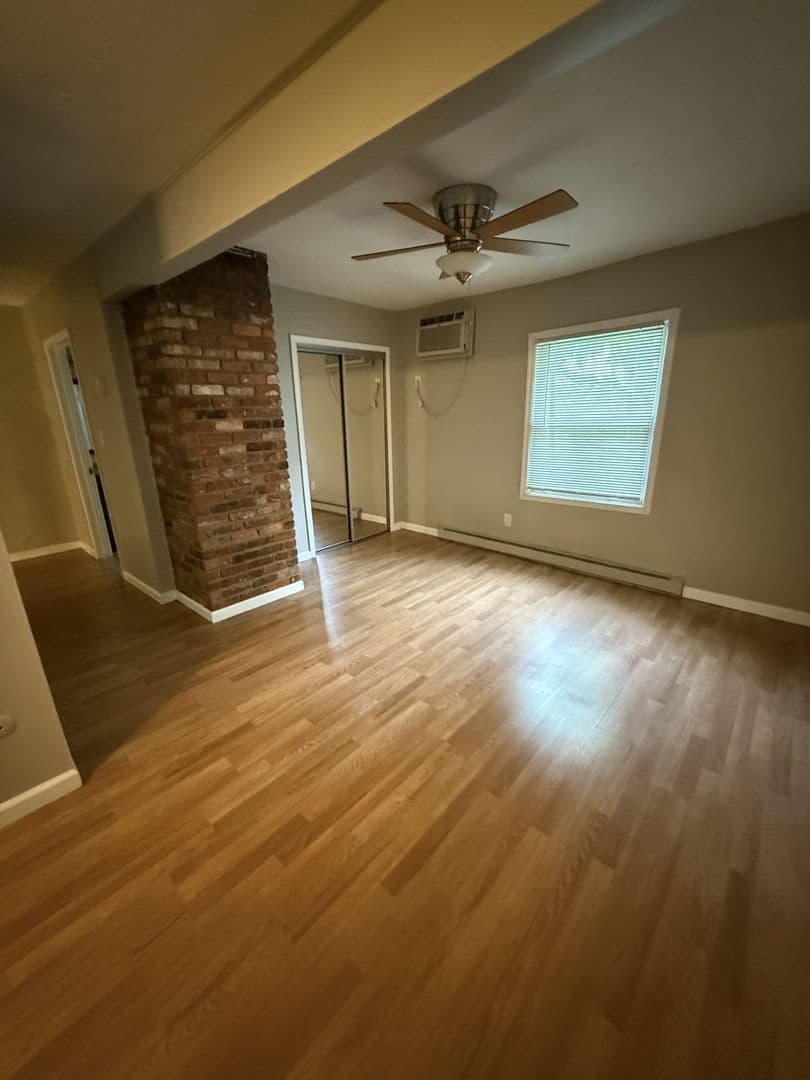 Royal Oak Apartment: 1105 N Stephenson Hwy