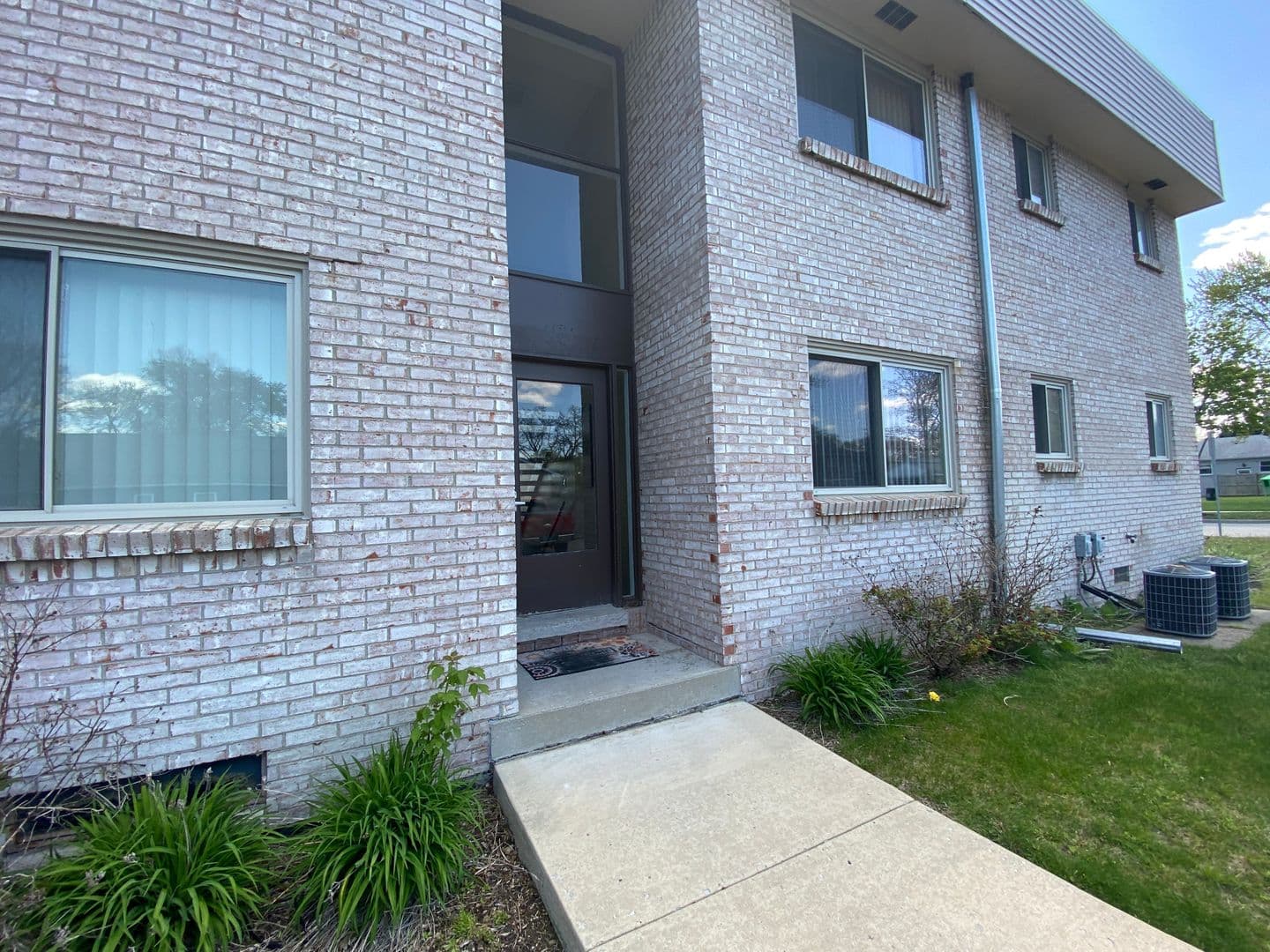 Clawson Apartment: 919 N Main