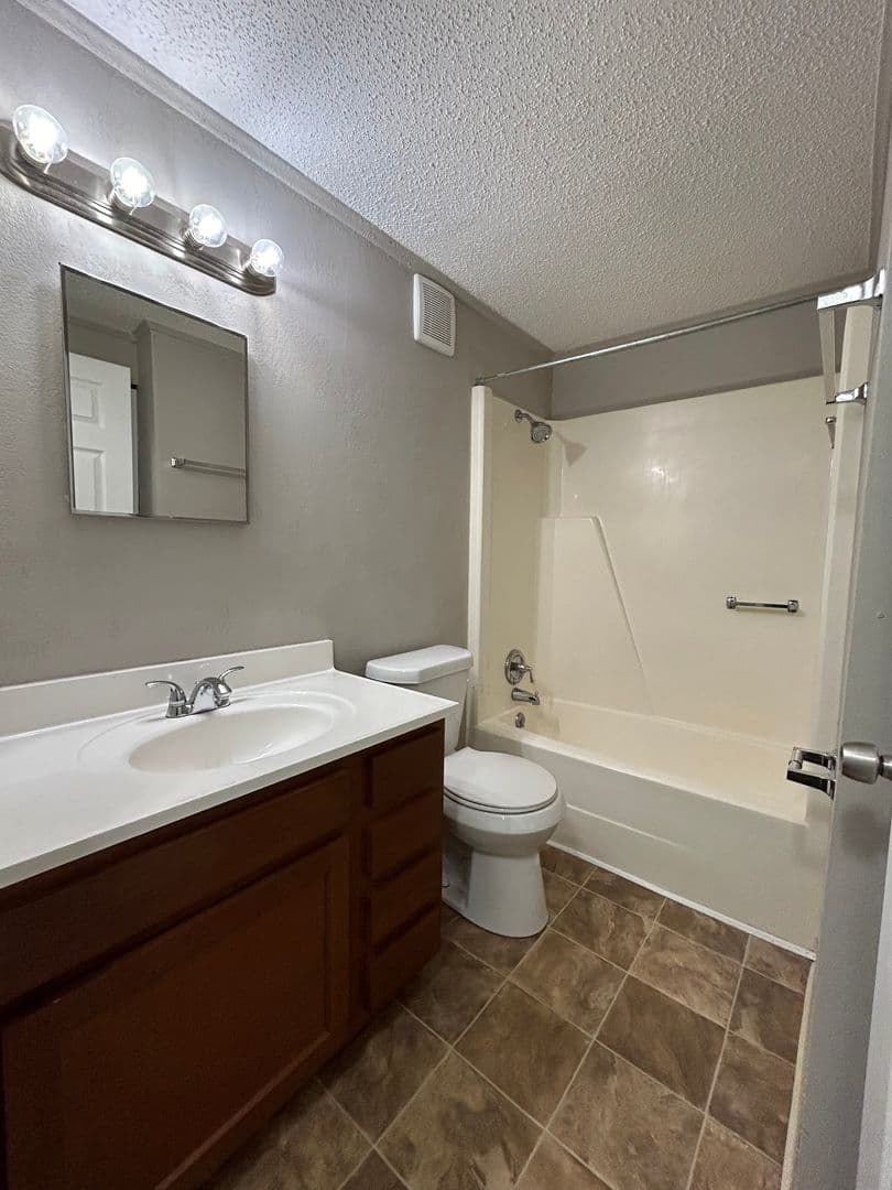 Westland Apartment: 110 Waterbury Ct