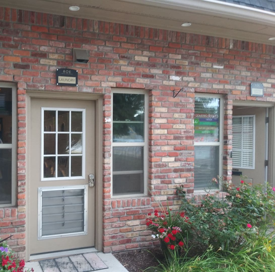 Royal Oak Apartment: 1105 N Stephenson Hwy