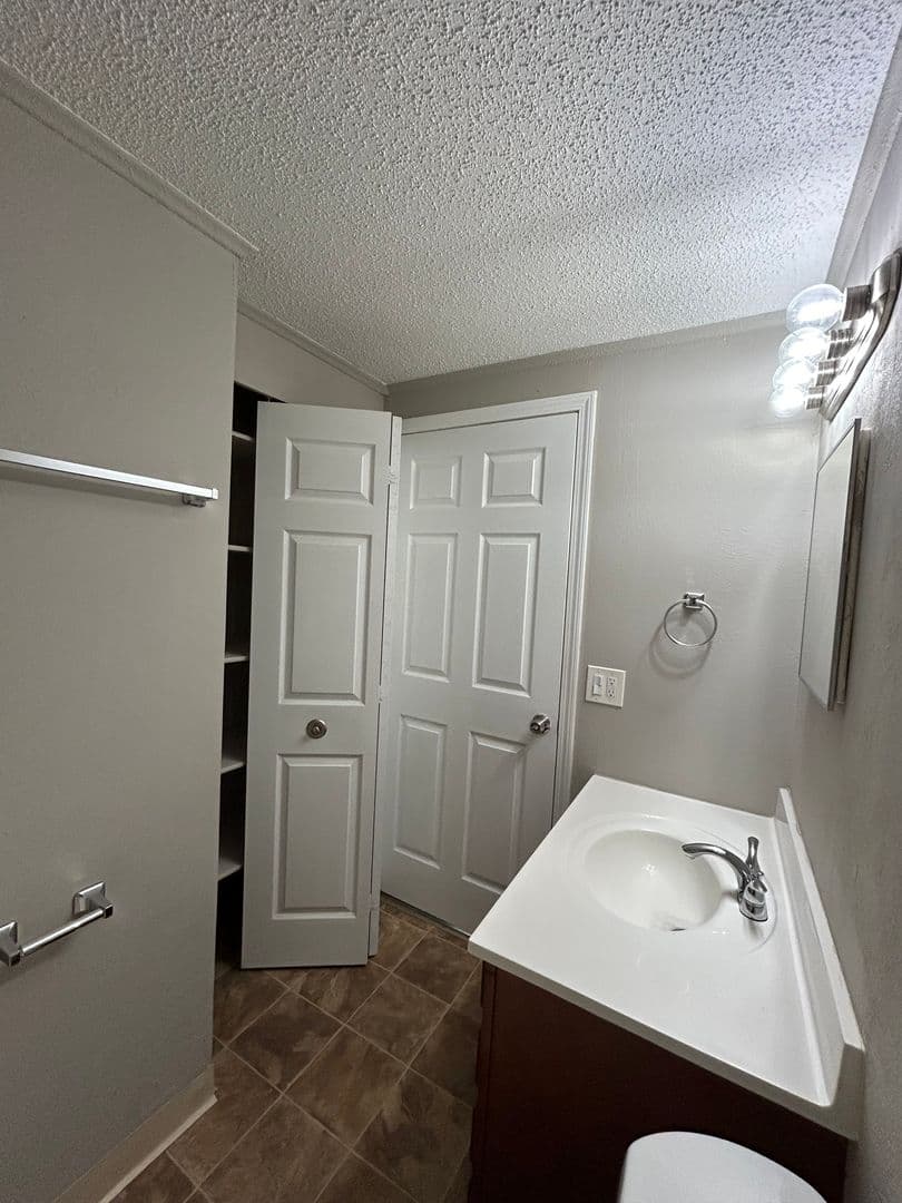 Westland Apartment: 110 Waterbury Ct