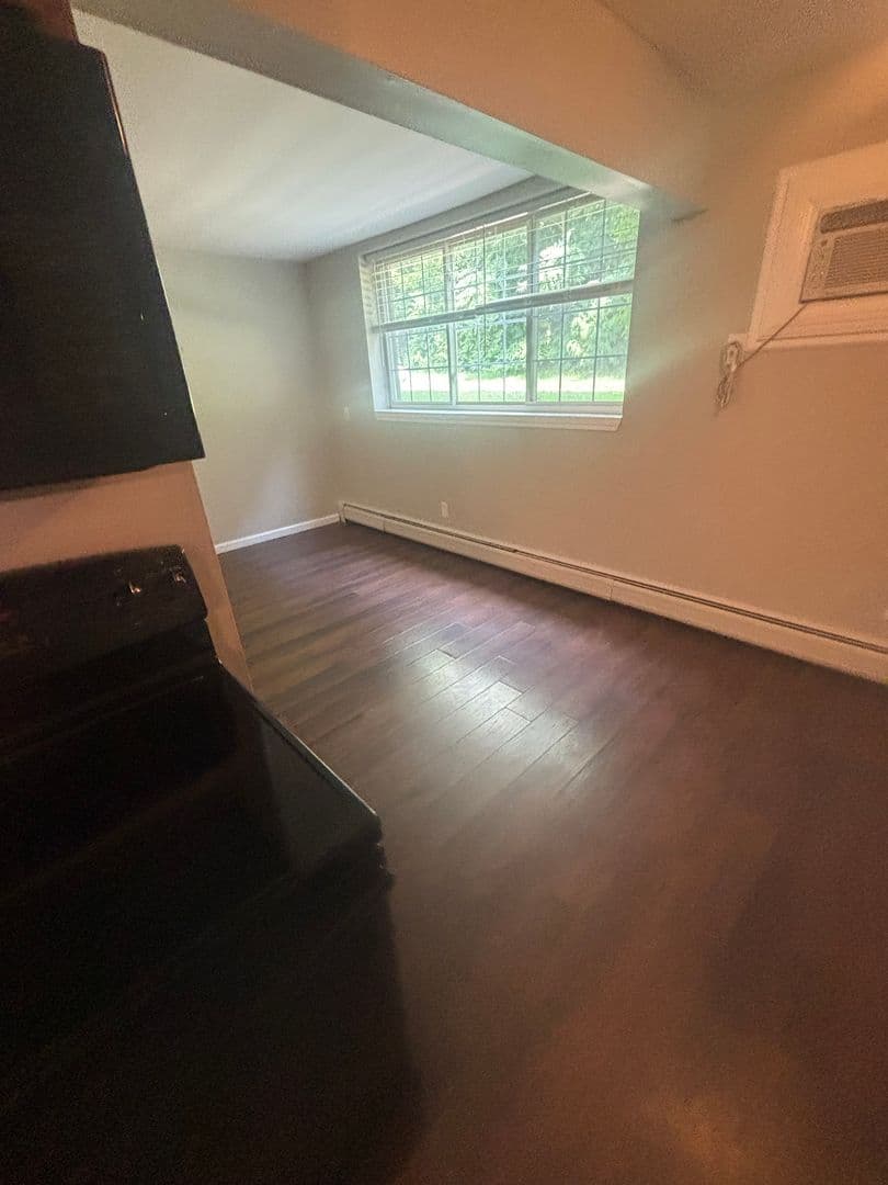 Mt.Clemens Apartment: 1 Valley Drive