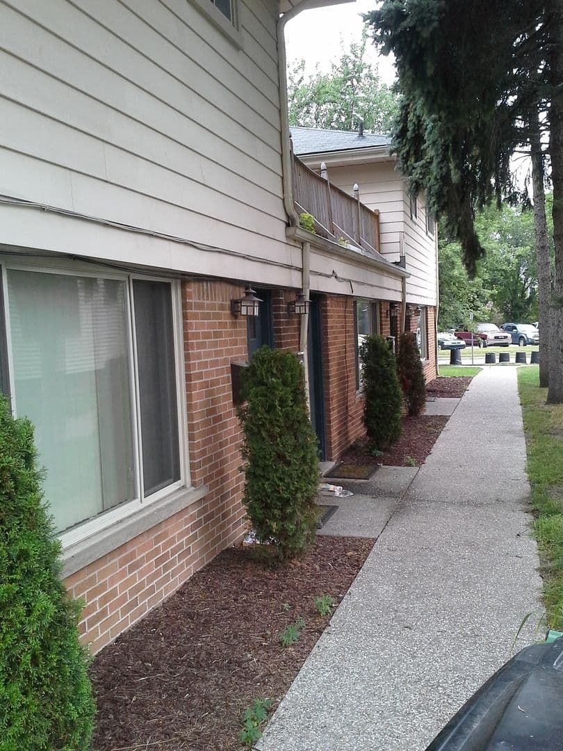 Royal Oak Apartment: 122 N Lafayette