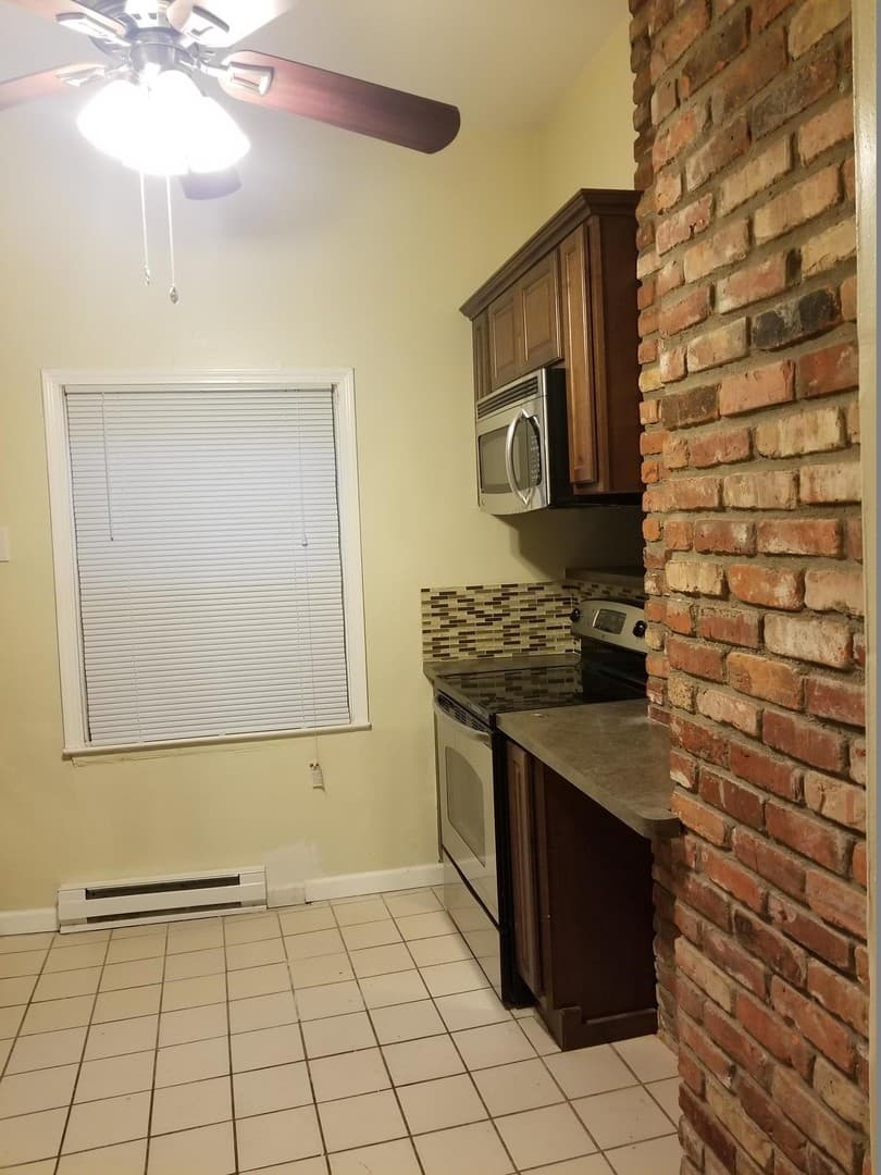 Royal Oak Apartment: 1105 N Stephenson Hwy