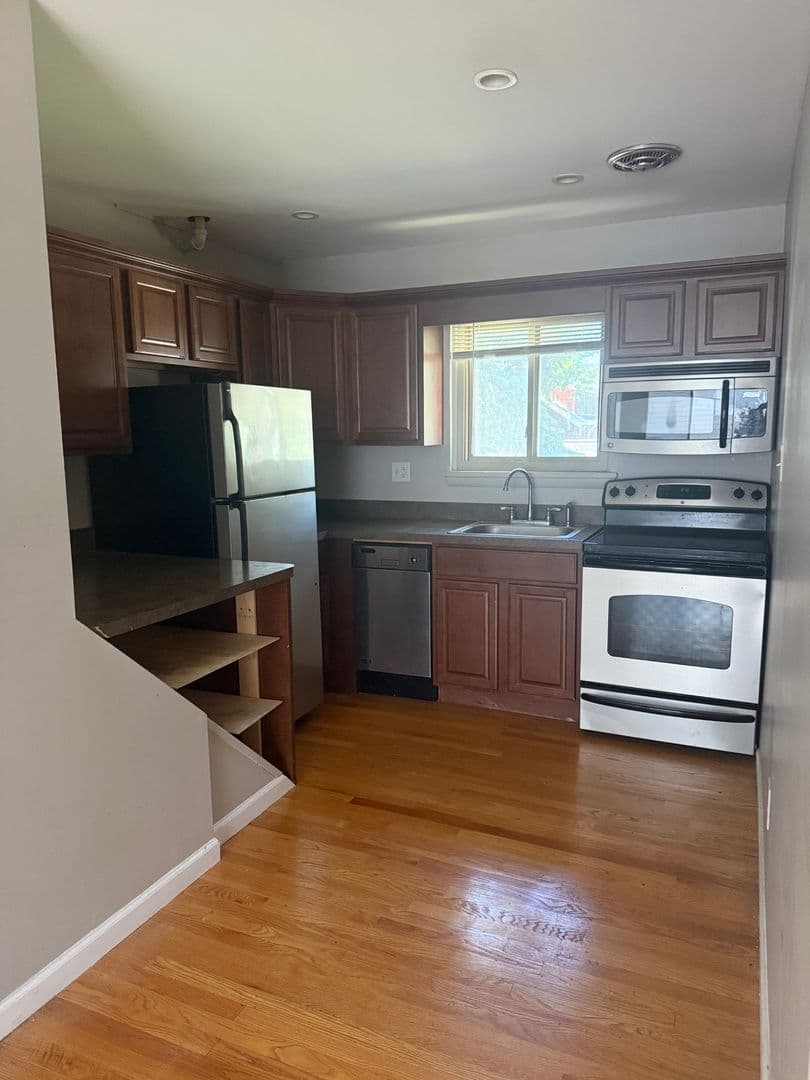 Royal Oak Apartment: 122 N Lafayette