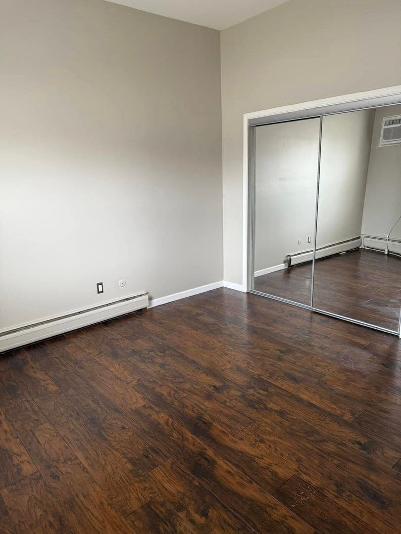 Royal Oak Apartment: 1105 N Stephenson Hwy