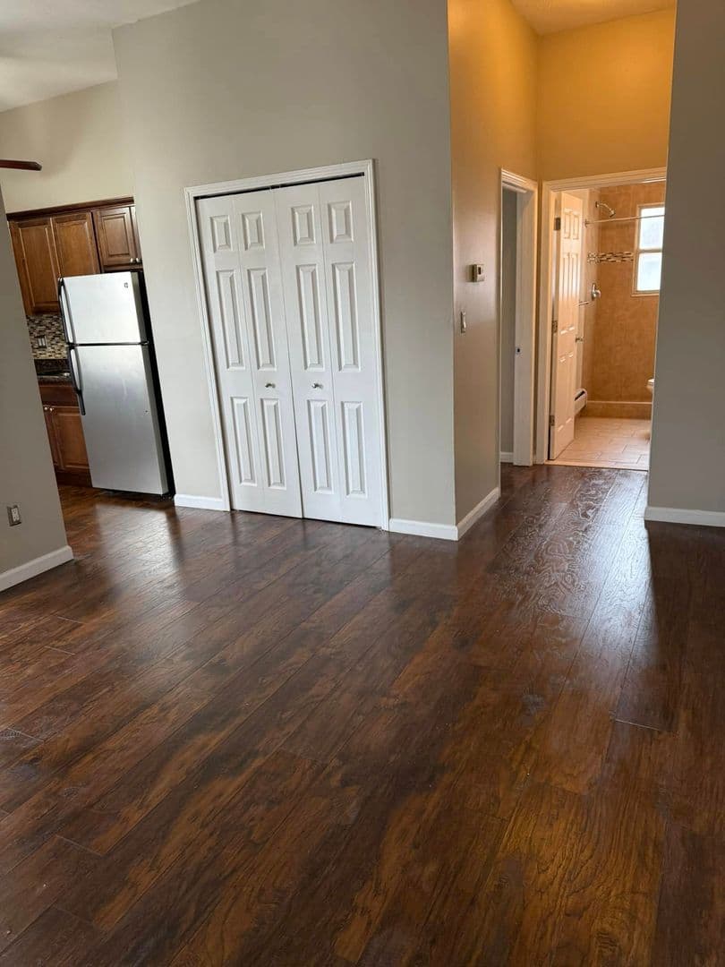 Royal Oak Apartment: 1105 N Stephenson Hwy