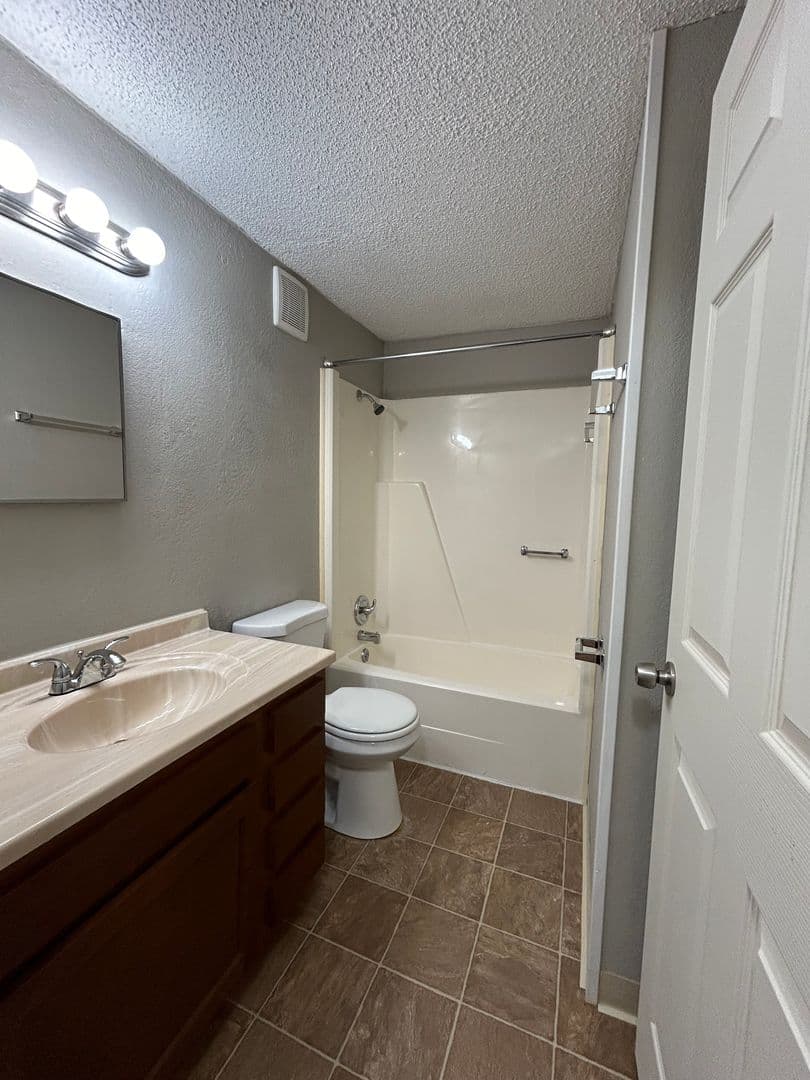 Westland Apartment: 110 Waterbury Ct