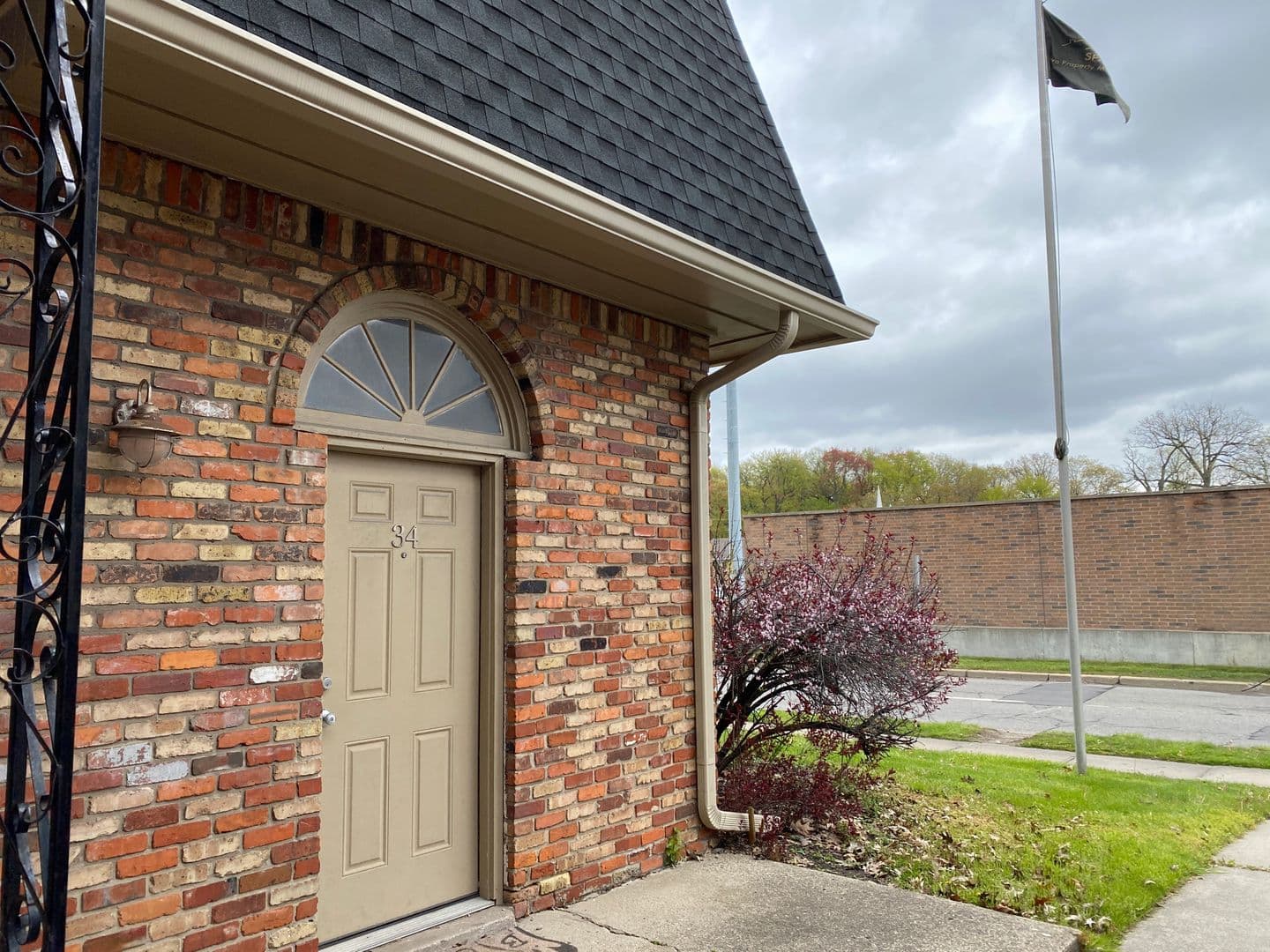 Royal Oak Apartment: 1105 N Stephenson Hwy