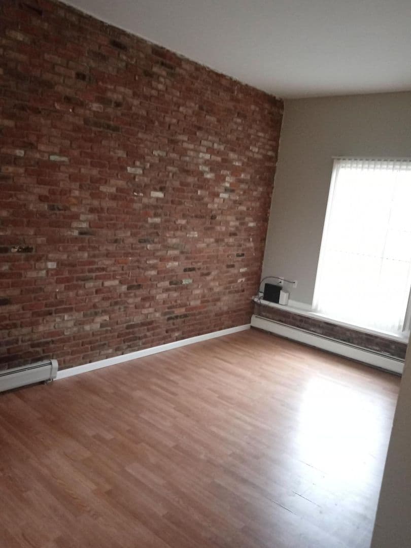 Royal Oak Apartment: 1105 N Stephenson Hwy