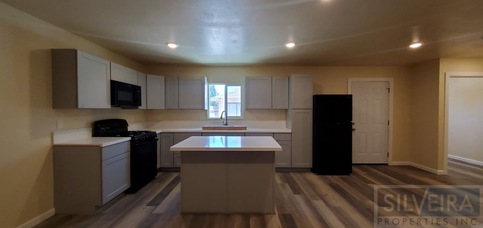 Santa Maria Apartment: 1390 Yale Place