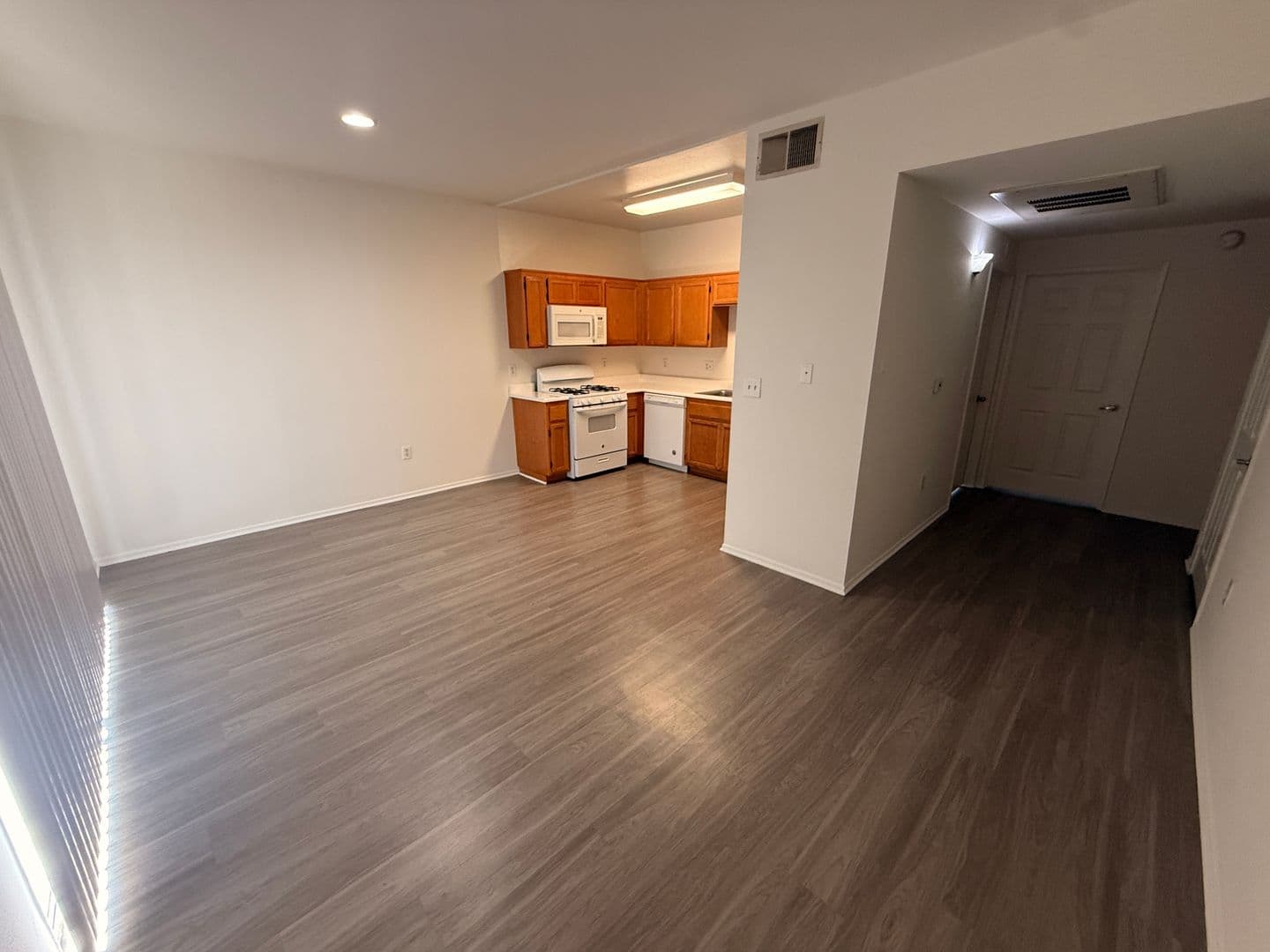 North Hollywood Apartment: 12950 Hartland Street