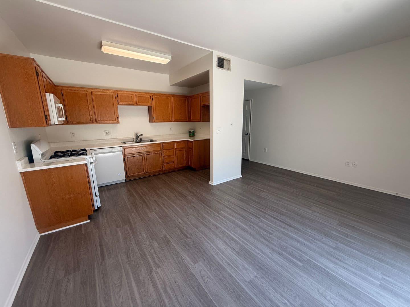 North Hollywood Apartment: 12950 Hartland Street