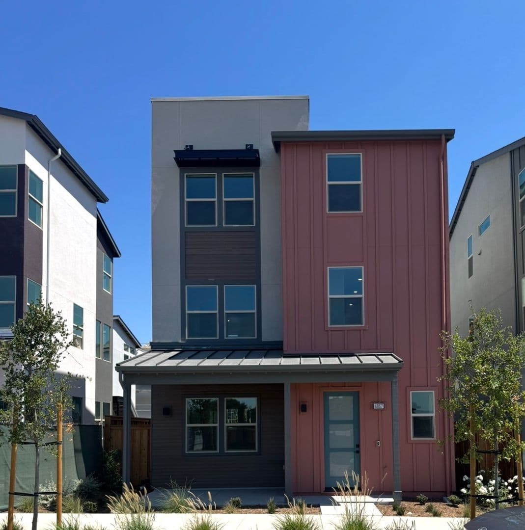 Dublin House: 4867 Diablo View St.