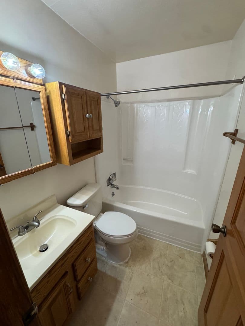 Parkersburg House: 2186 Meadowview Drive