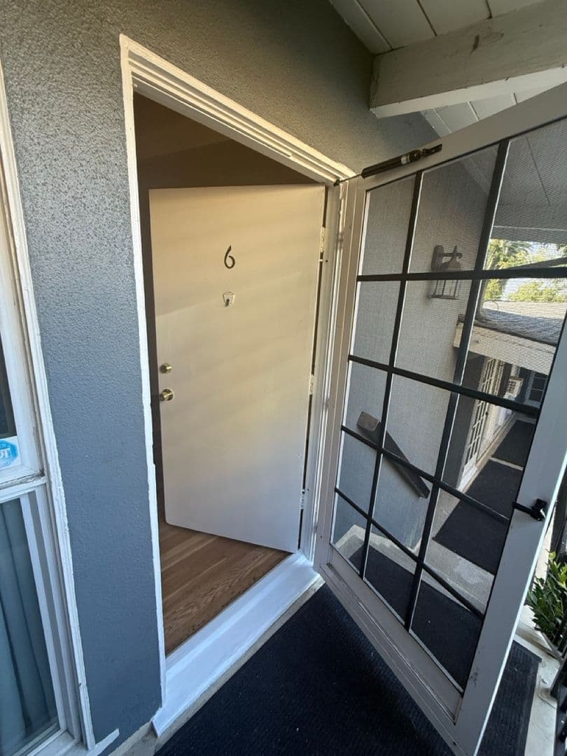 West Hollywood Apartment: 9017 Harratt St.