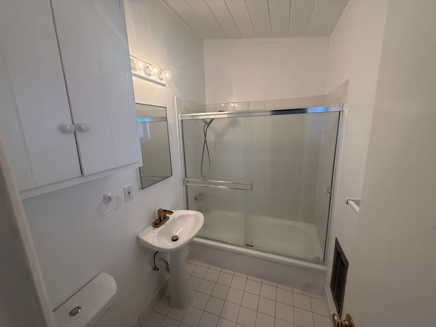 West Hollywood Apartment: 9017 Harratt St.