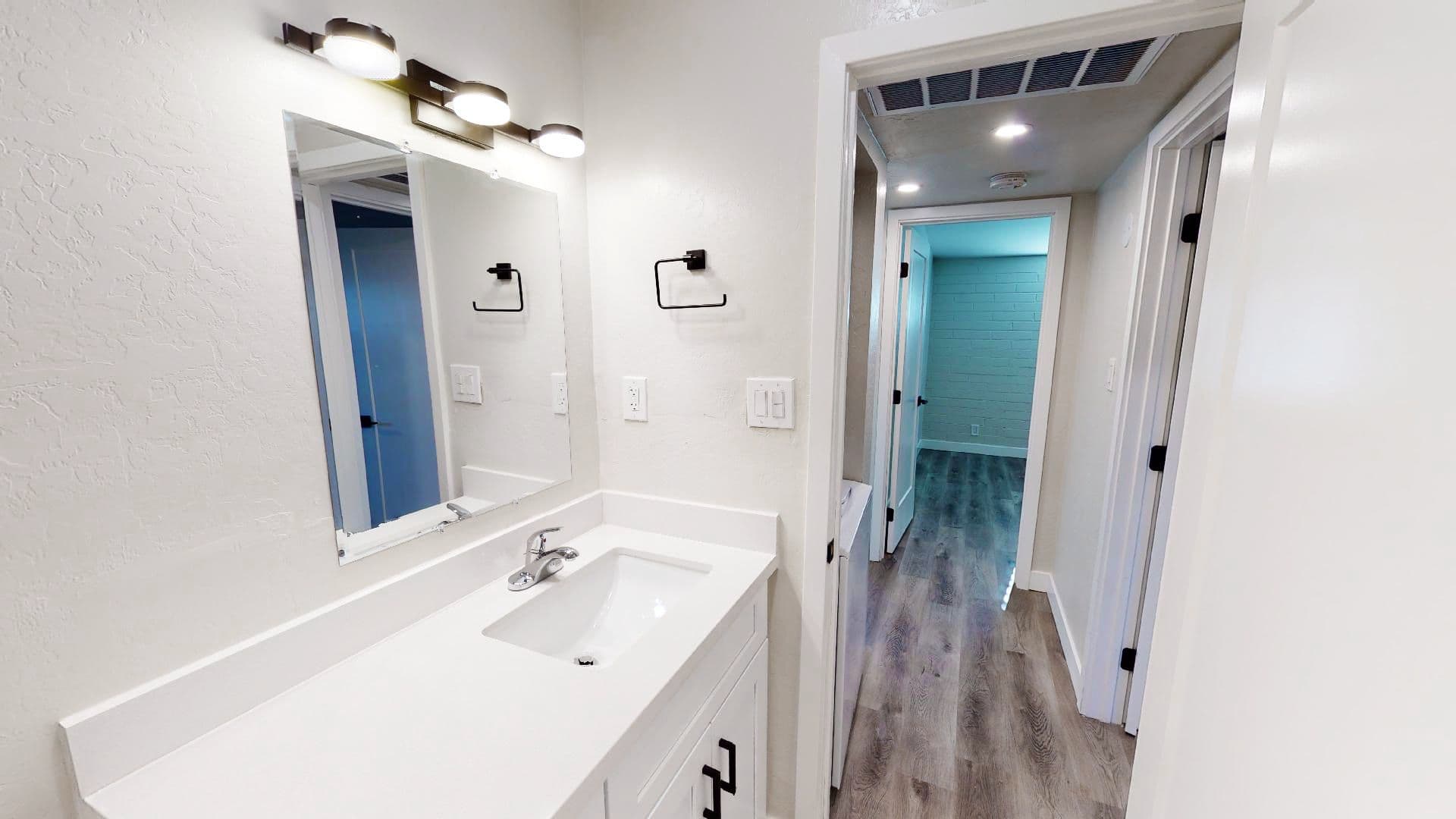 Phoenix Apartment: 1011 E Amelia Avenue