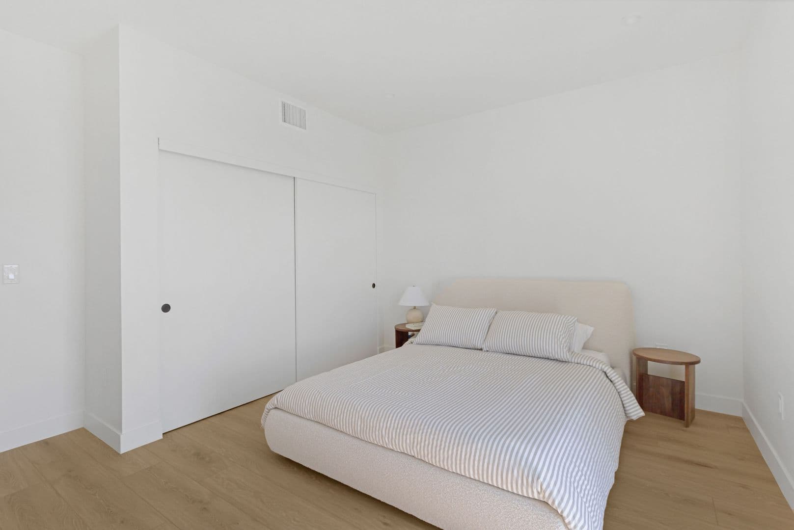 Los Angeles Apartment: 3844 West 27th Street