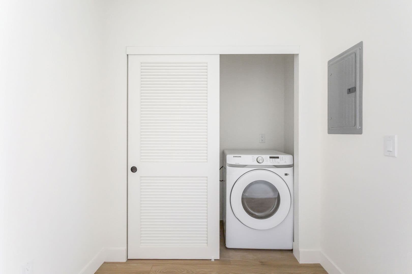 Los Angeles Apartment: 3844 West 27th Street