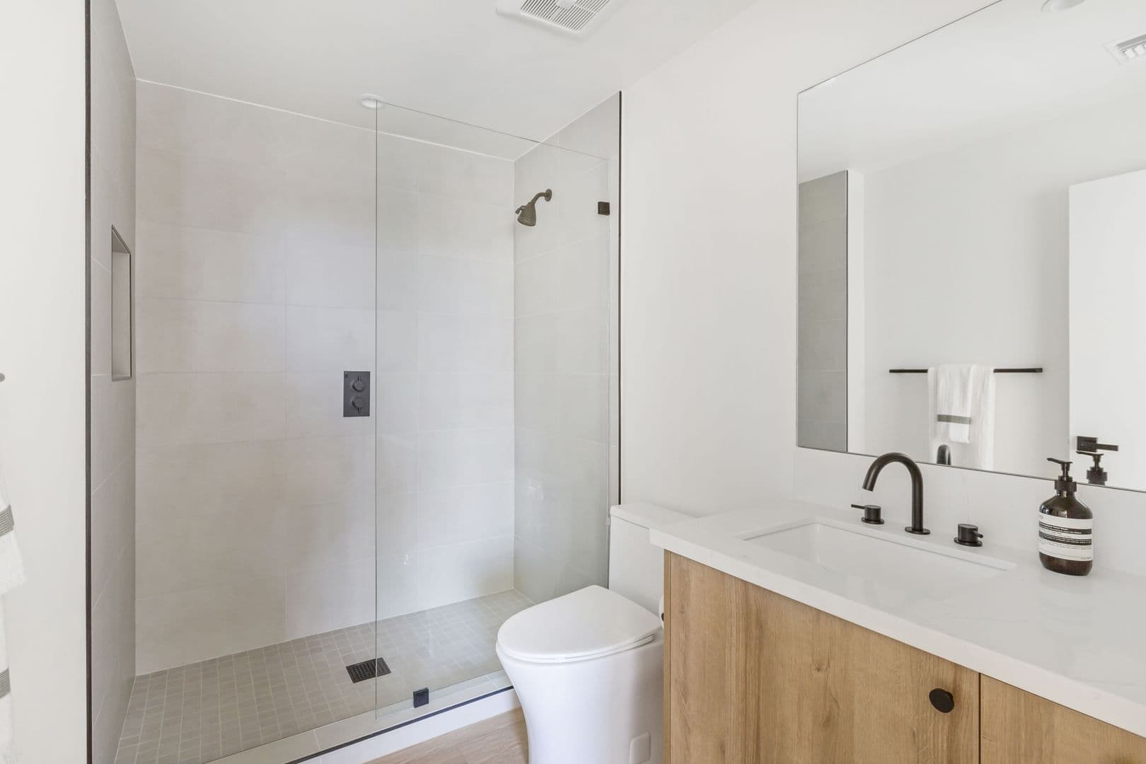 Los Angeles Apartment: 3844 West 27th Street