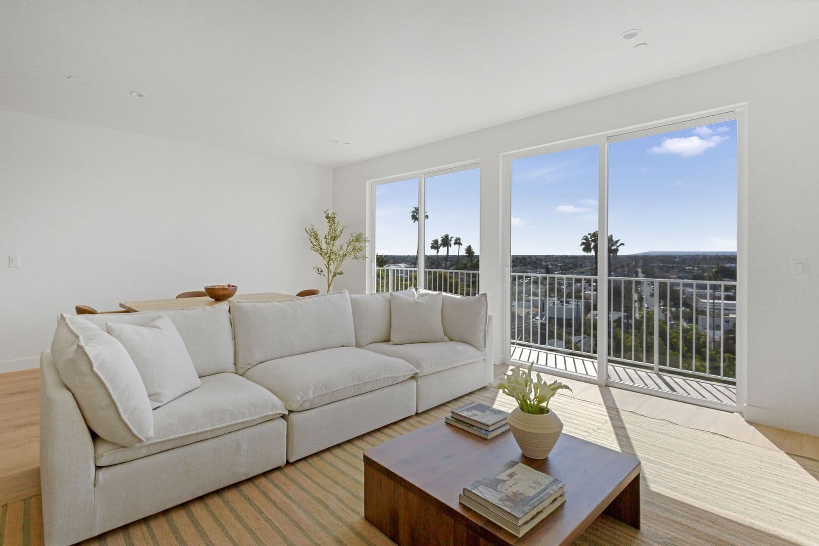 Los Angeles Apartment: 3844 West 27th Street