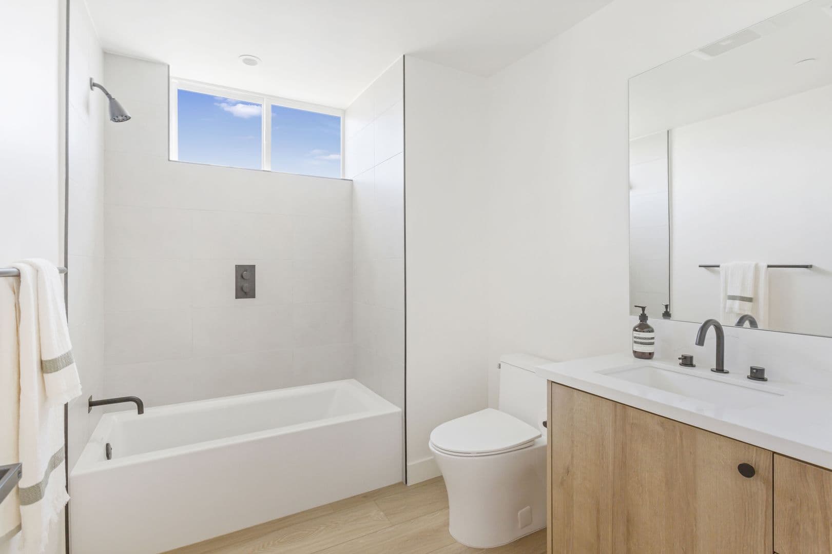 Los Angeles Apartment: 3844 West 27th Street