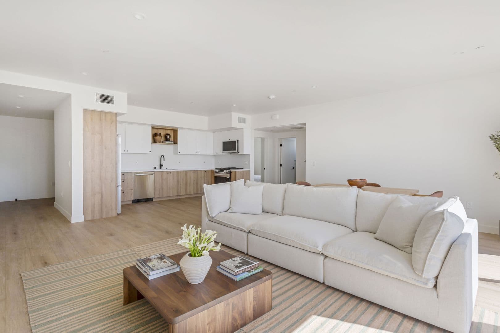 Los Angeles Apartment: 3844 West 27th Street