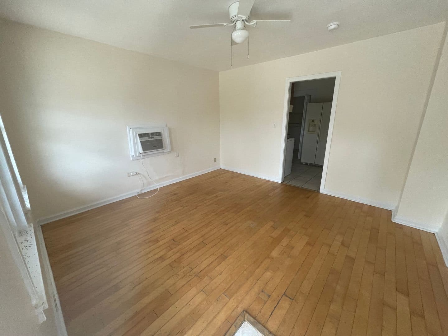 Eustis Apartment: 322 Gottsche Ave