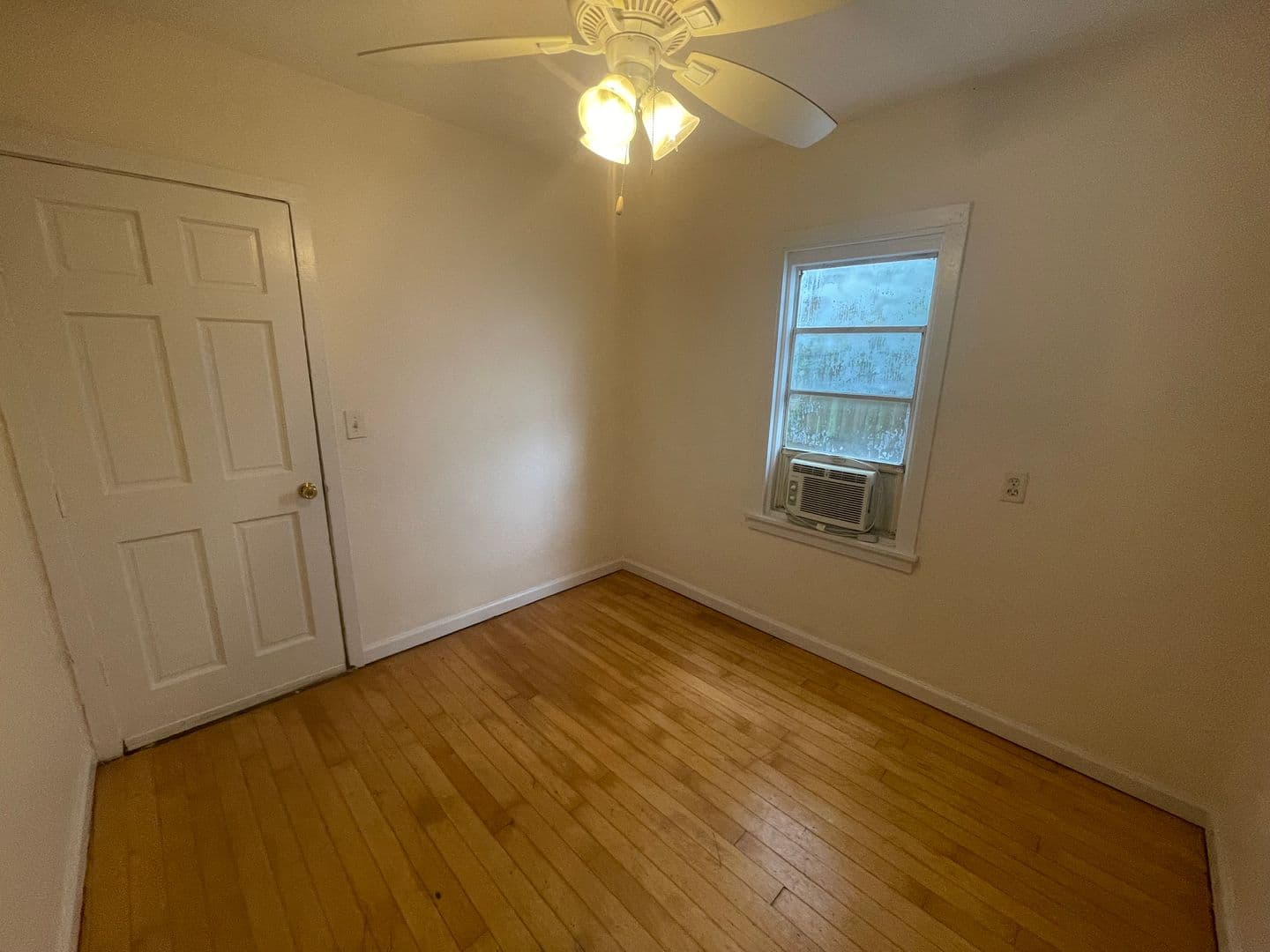 Eustis Apartment: 322 Gottsche Ave
