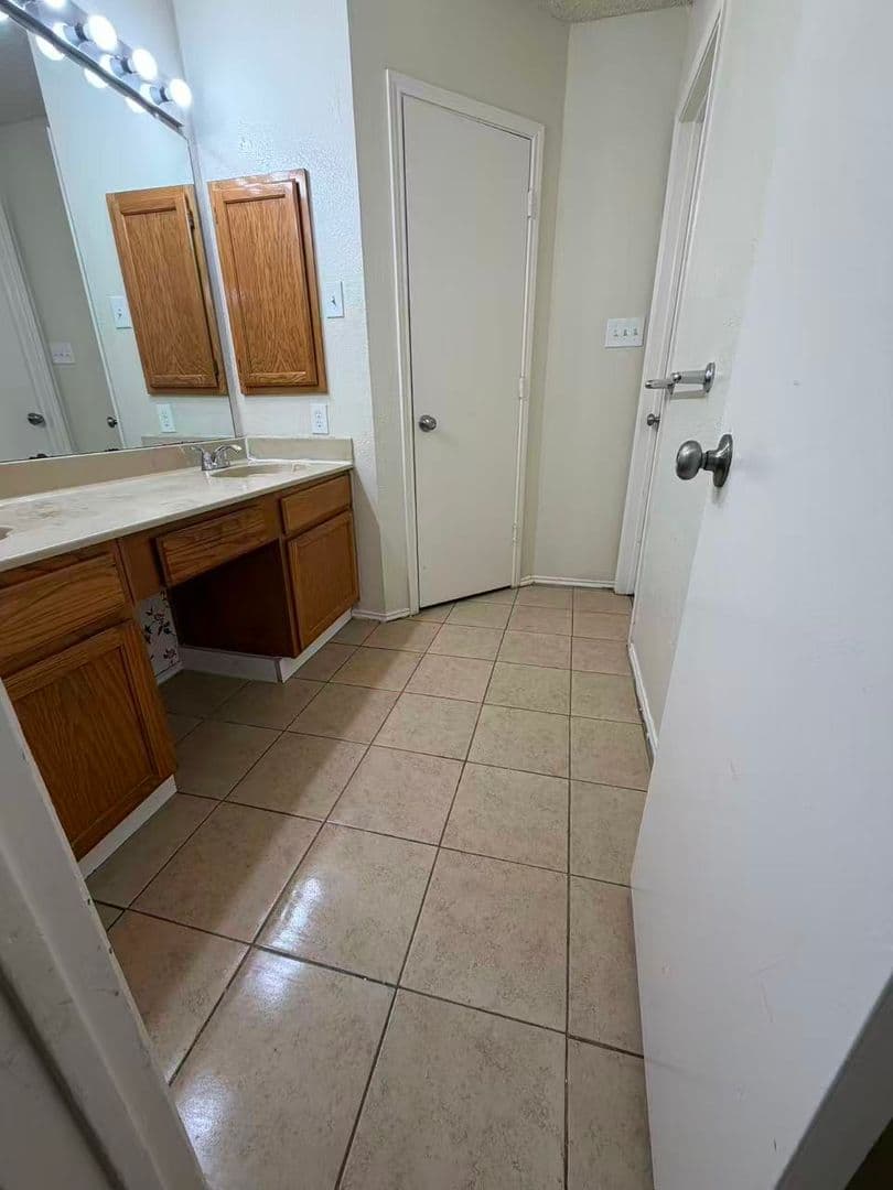 Mesquite House: 1607 Windmill Ln