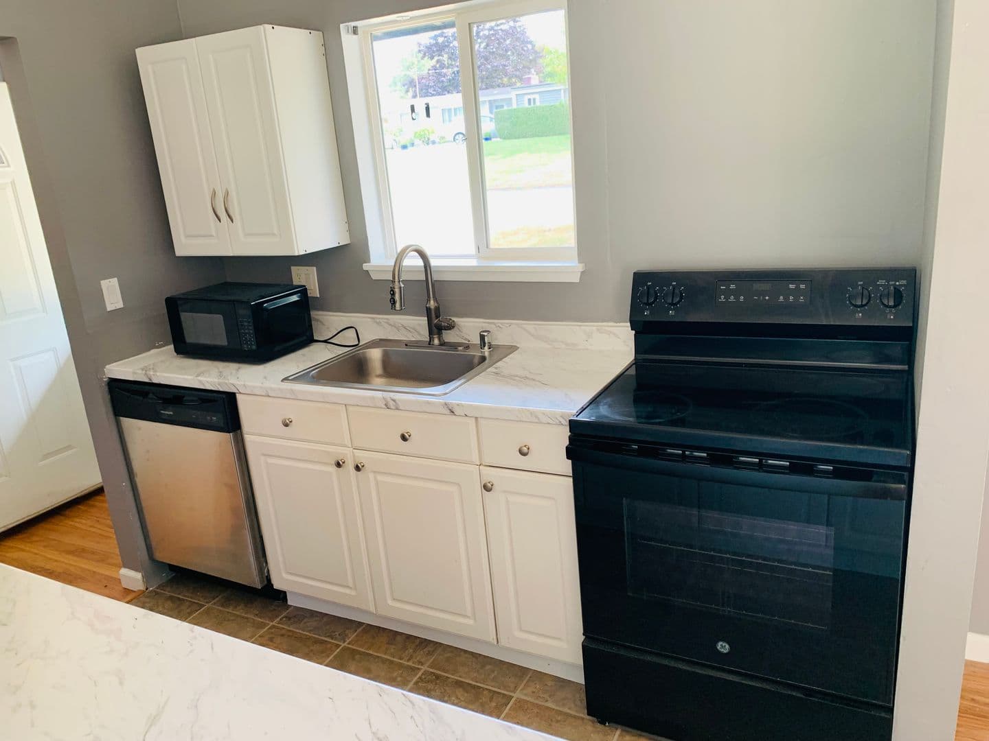 Lynnwood House: 19404 74th Avenue W