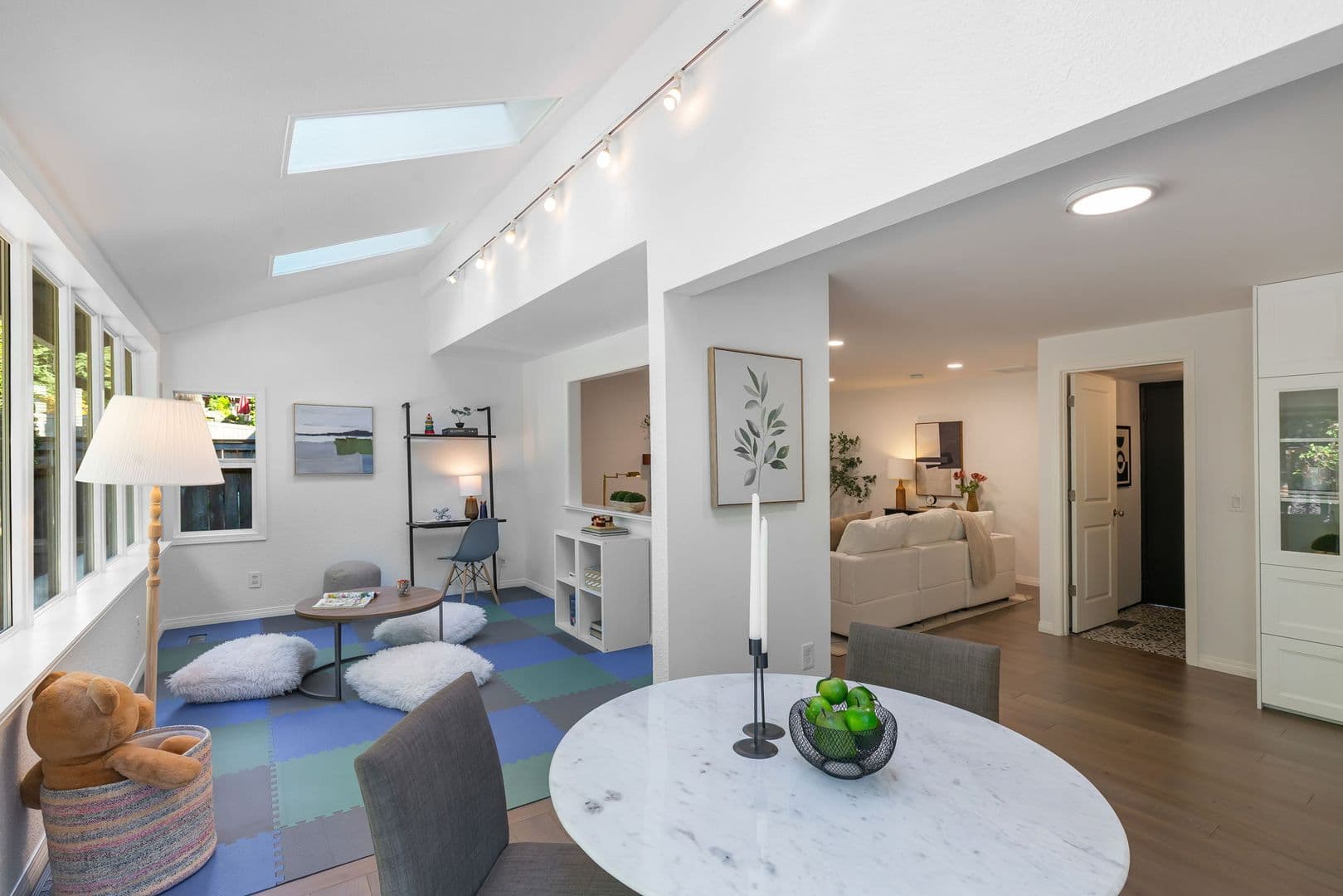 Issaquah House: 24020 SE 42nd St