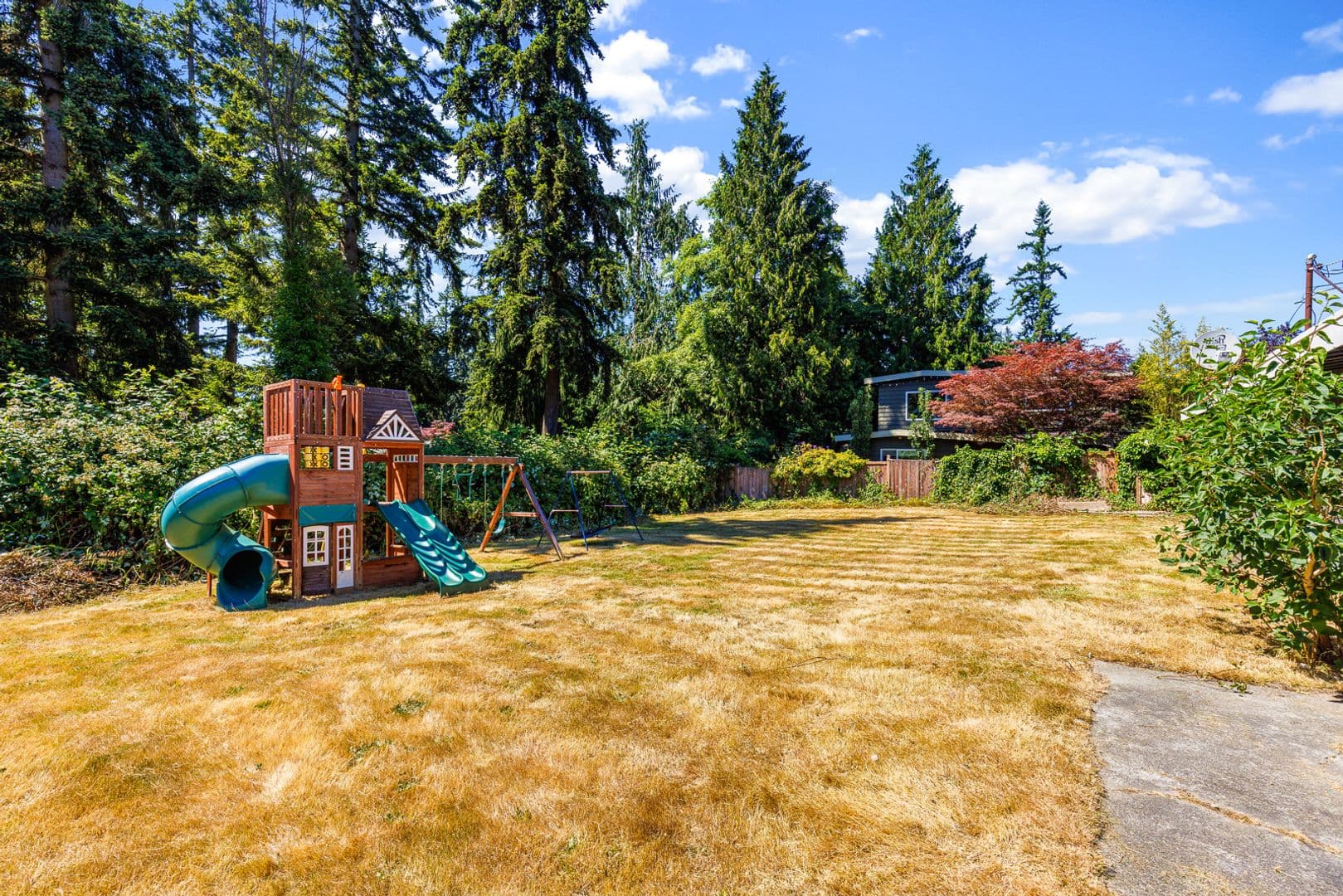 Lynnwood House: 19404 74th Avenue W