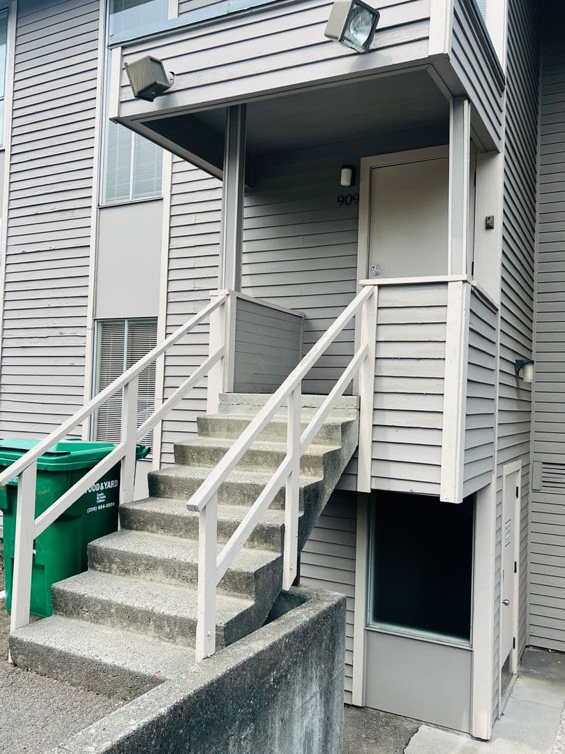 Seattle Apartment: 909 SW Holden St