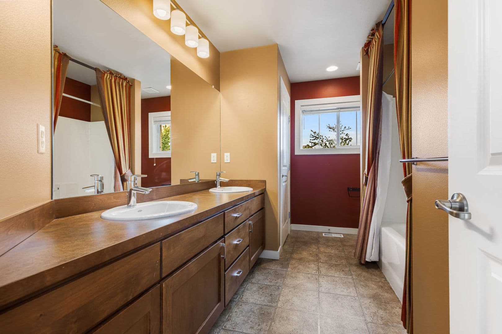 Snoqualmie House: 34229 SE Elm ST