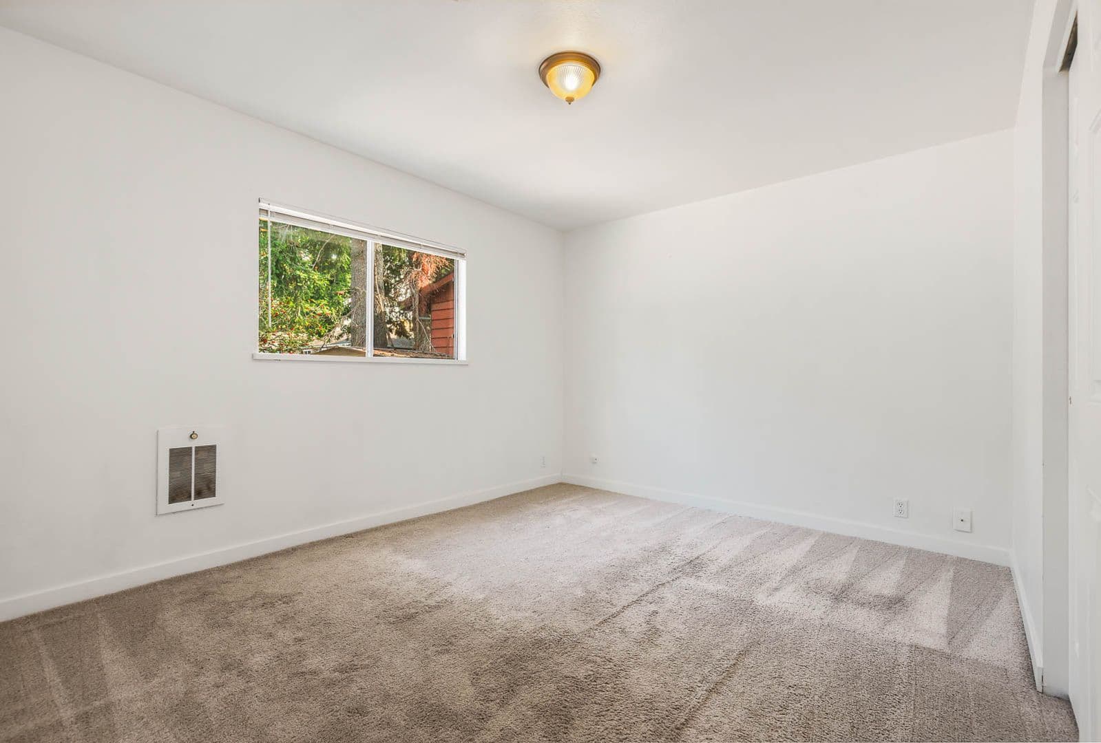 North Bend House: 328 E 2nd St