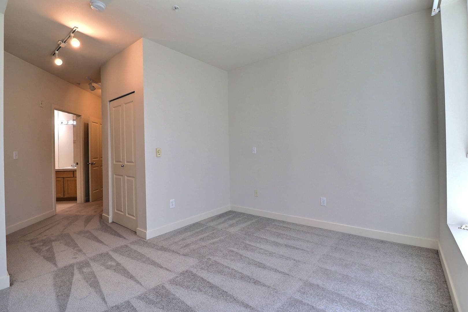 Bellevue Condo: 300 110th Avenue NE