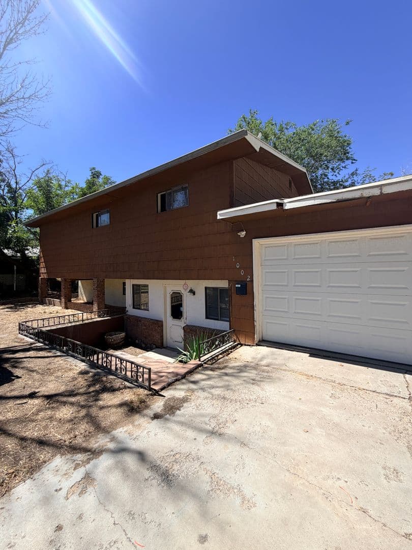 Farmington House: 1002 Delhi Terrace