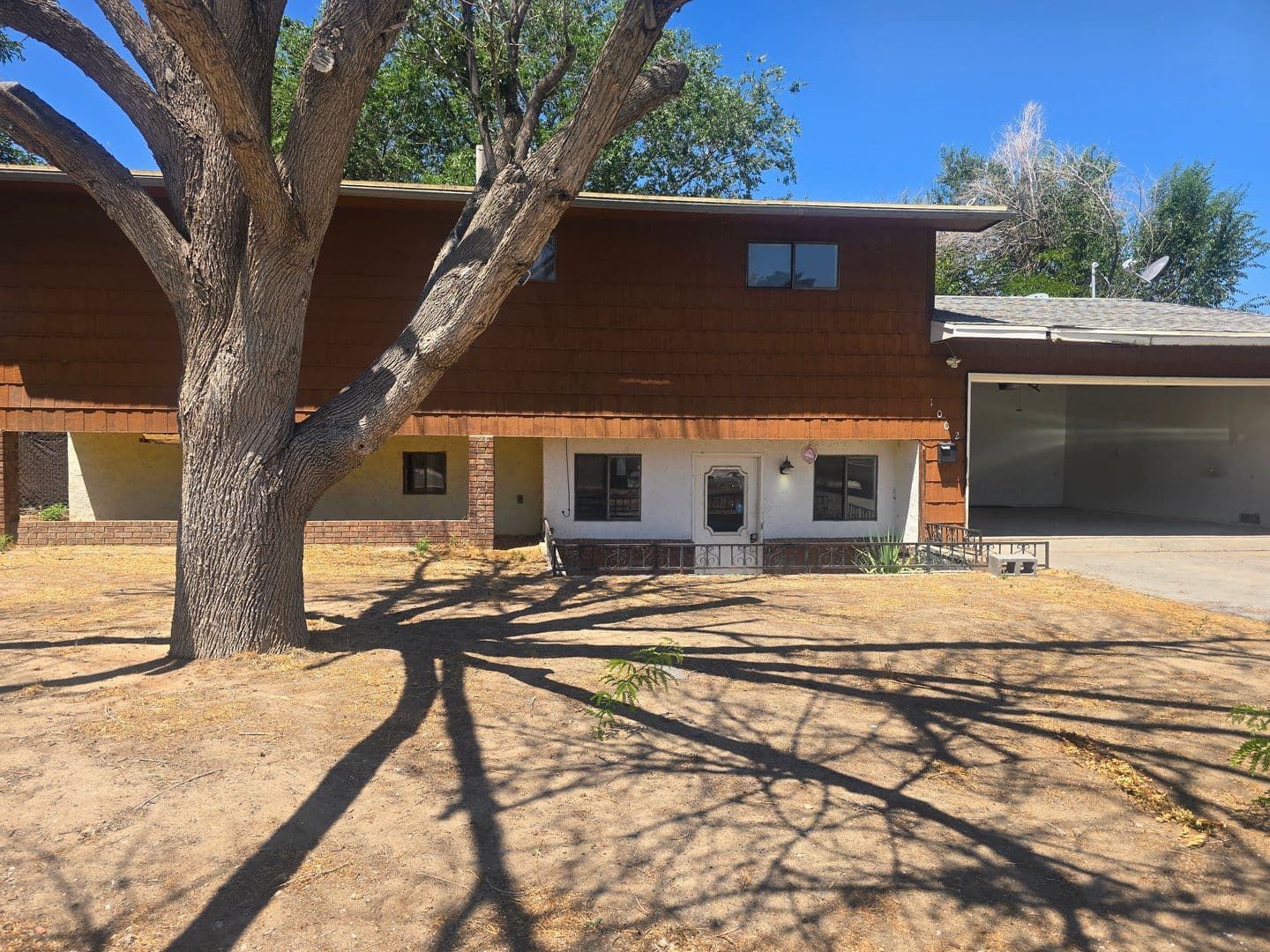 Farmington House: 1002 Delhi Terrace