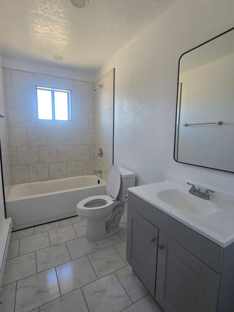 Farmington House: 601 La Canada