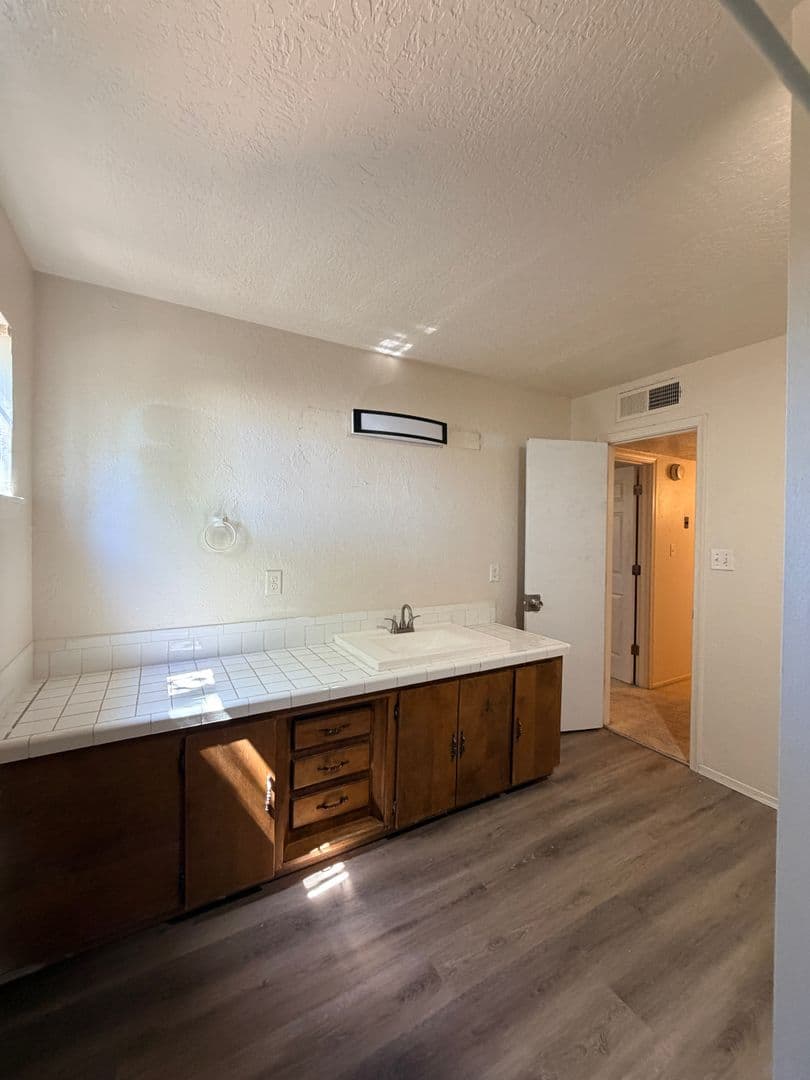 Farmington House: 1002 Delhi Terrace