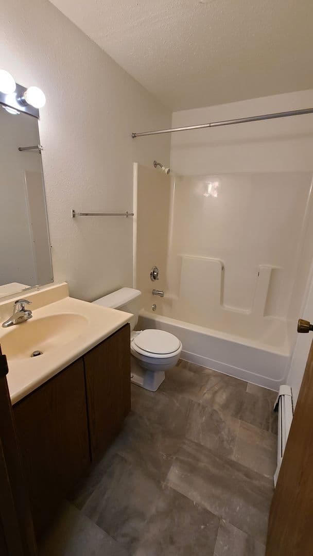 Fargo Apartment: 1602 47th St S