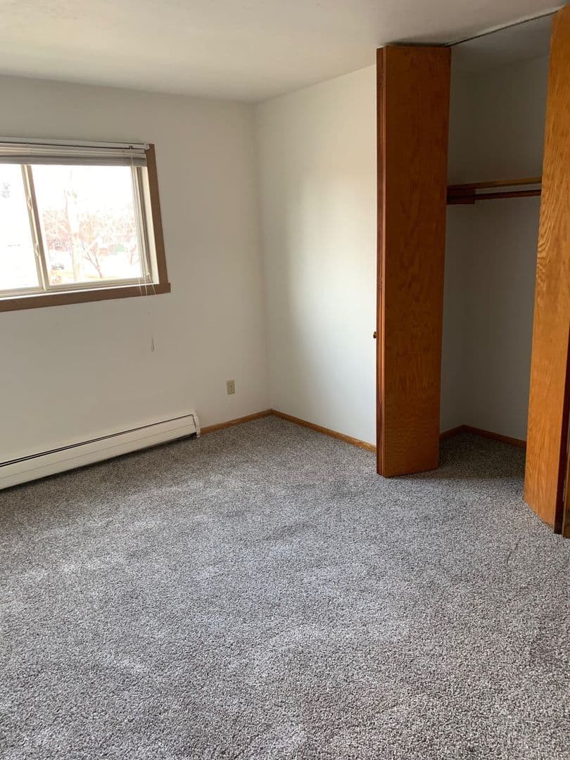 Moorhead Apartment: 924 24th Ave S