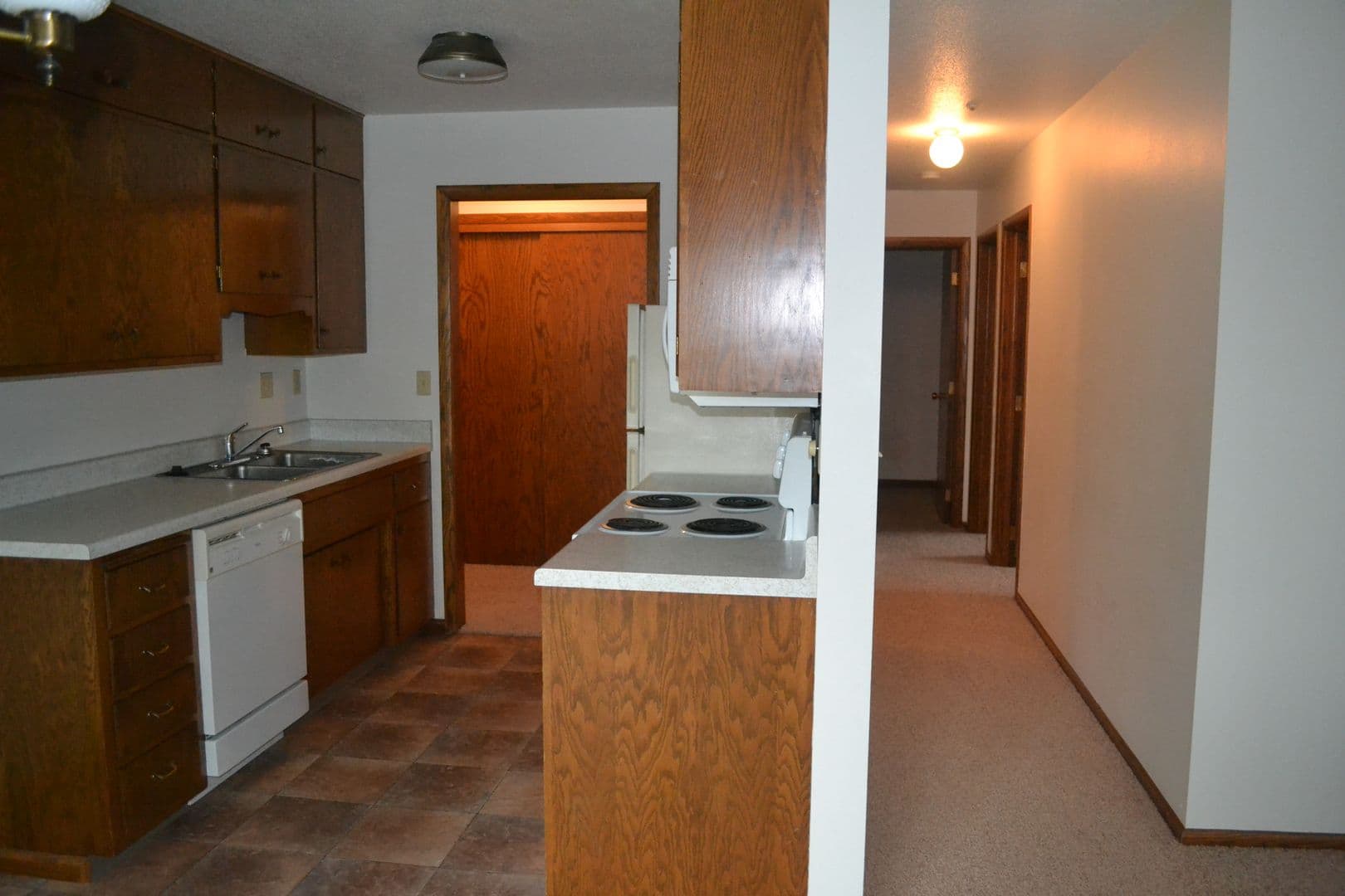 Moorhead Apartment: 517 32nd Ave S