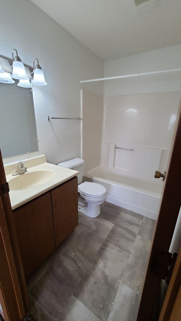 Fargo Apartment: 1602 47th St S
