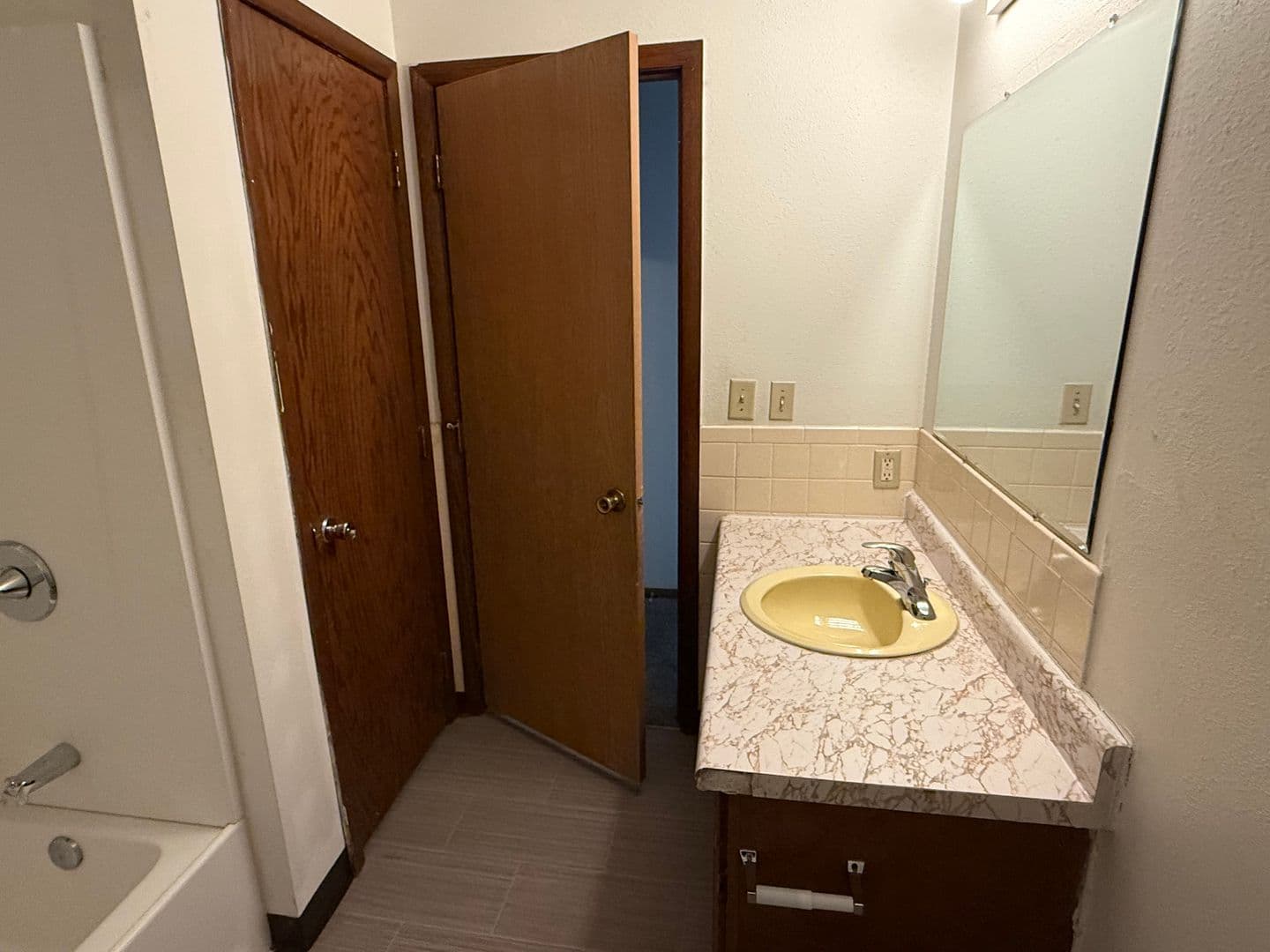 Moorhead Apartment: 1208 27th Ave S