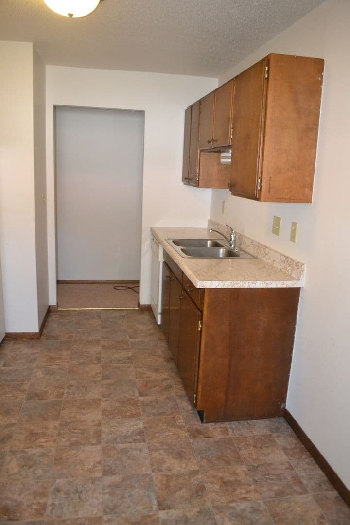 Moorhead Apartment: 1206 27th Ave S