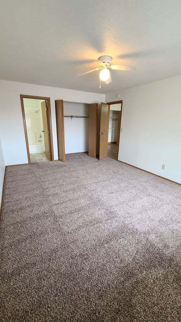 Fargo Apartment: 1602 47th St S